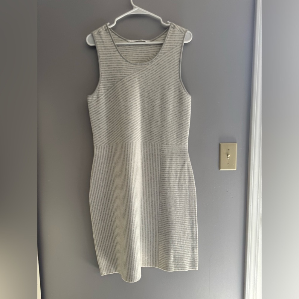 Athleta Womens Sweater Dress SZ LG White Grey Striped Sleeveless Fitted Soft